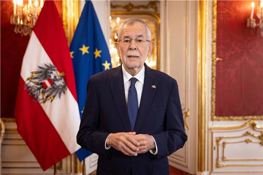 Alexander Van der Bellen spricht zum Nationalfeiertag in der Präsidentschaftskanzlei in Wien. In Moldau kam es zu einem tierischen Zwischenfall.