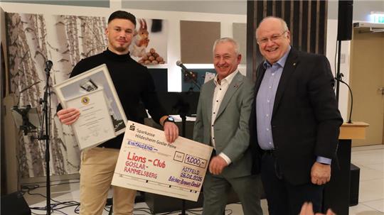 Alexander Voß-Ahrens wird durch Bäcker Jürgen Braun und Lions-Präsident Thomas Esche ausgezeichnet mit dem Lions Förderpreis 2024.