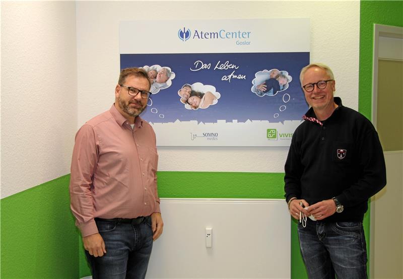 Alexander Walloschek (li.) und Dr. med. Sven Löck kümmern sich um die Schlafbelange der Patienten. Foto: Hohaus