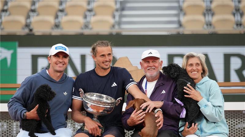 „Happy End“: Zverev kürt sich zum Grand-Slam-Champion Alexander Zverev (2.v.l) mit seinem Bruder (l), Vater und seiner Mutter.