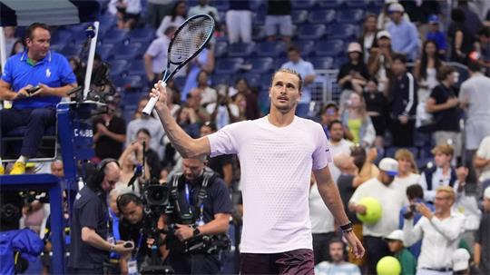 Alexander Zverev bedankt sich bei den Fans. 
