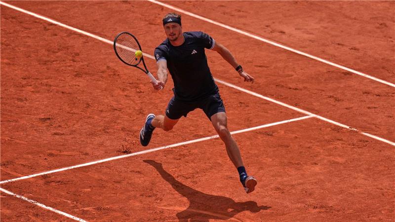 Alexander Zverev bei einem Netzangriff im Halbfinale der French Open.