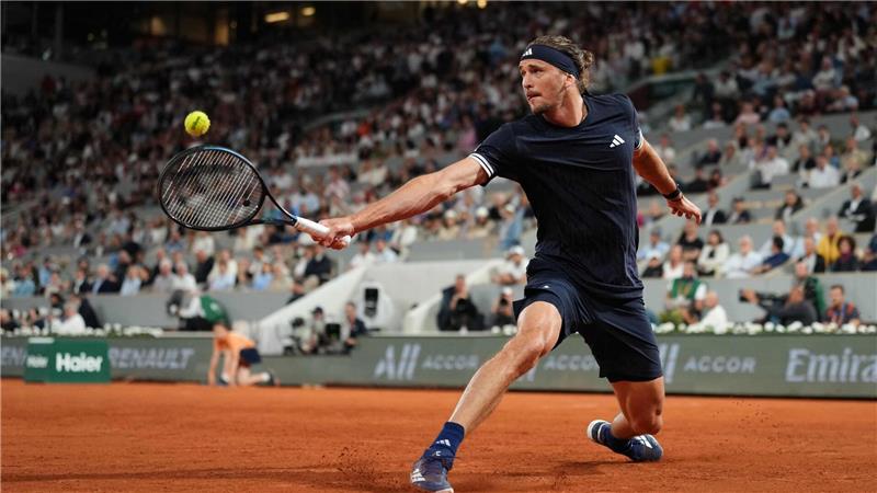 Alexander Zverev bei einem Rückhandschlag in der Defensive.