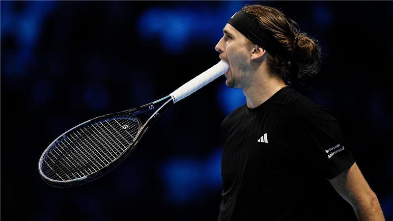 Alexander Zverev beißt während seines Matches gegen Jannik Sinner bei den ATP-World Tour Finals in Turin in den Griff seines Schlägers.
