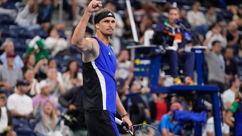Mit Blick zum Djokovic-Aus: Zverev besteht Nachtprüfung Alexander Zverev bejubelt den Achtelfinaleinzug bei den US Open.