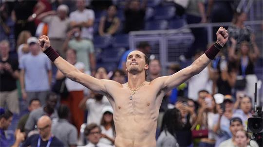 Alexander Zverev feiert seinen zweiten Fünfsatz-Sieg bei den US Open.