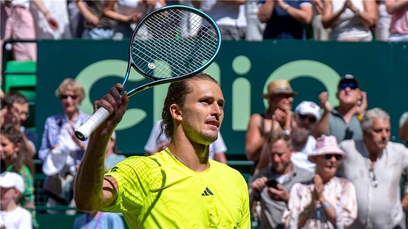 Nach Übelkeit: Zverev in Halle erneut im Halbfinale Alexander Zverev freut sich über den Einzug ins Halbfinale.