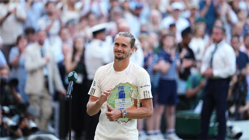 Alexander Zverev hält nach dem Wimbledon-Finale seine Trophäe für den zweiten Platz in den Händen.