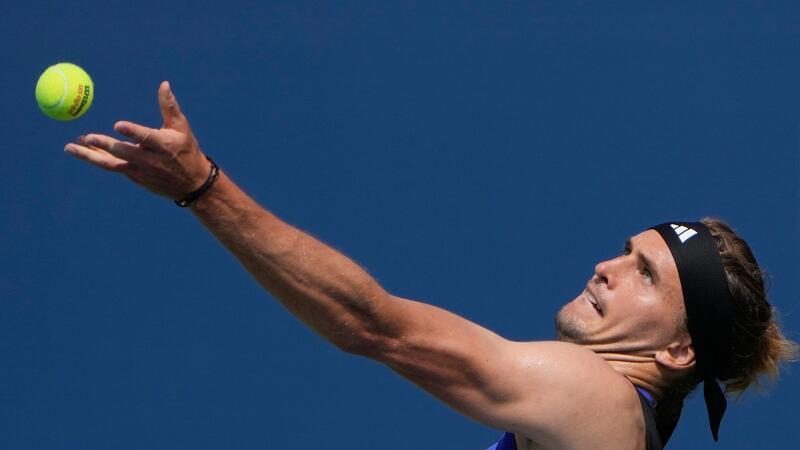 „Kniffliges Spiel“: Zverev gewinnt deutsches US-Open-Duell Alexander Zverev hat beim Erstrunden-Sieg einige Mühe.