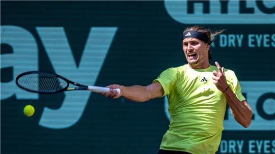 Alexander Zverev hat den Einzug ins Halle-Finale verpasst.