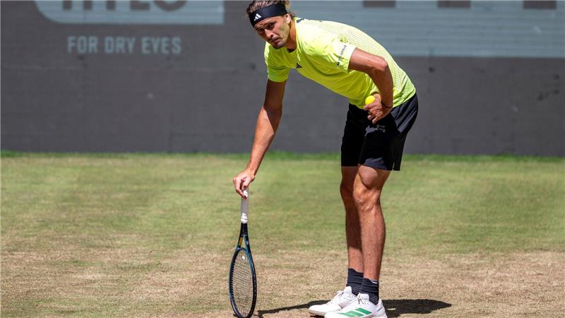 Nach Übelkeit: Zverev in Halle erneut im Halbfinale Alexander Zverev hatte zu Beginn mit gesundheitlichen Problemen zu kämpfen.
