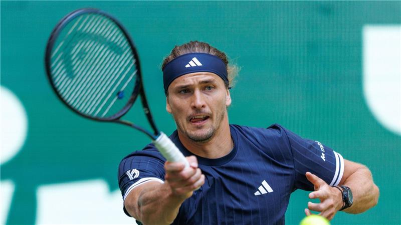 Alexander Zverev ist beim Rasenturnier in Halle ins Achtelfinale eingezogen. 