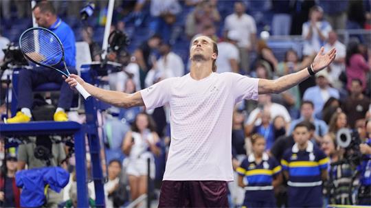 Alexander Zverev jubelt emotional. 