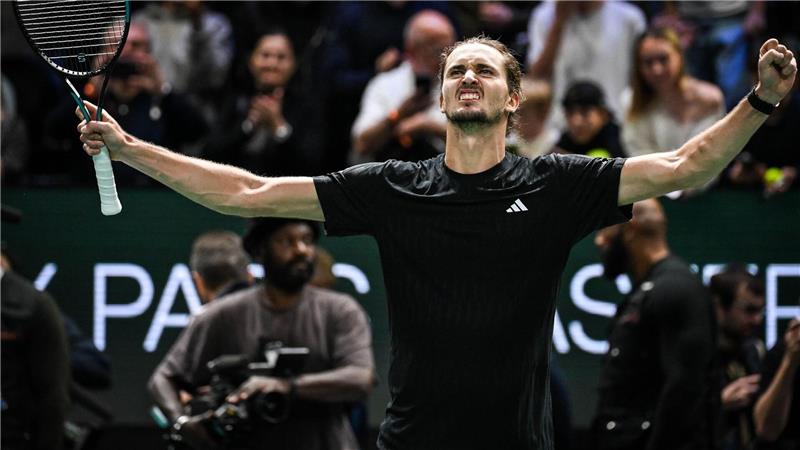 Alexander Zverev jubelt nach seinem Sieg gegen Camilo Ugo Carabelli in Paris.