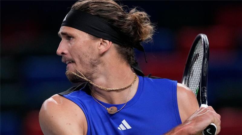 Zverev schimpft, vergibt sieben Matchbälle - und siegt Alexander Zverev kämpft sich in Shanghai ins Achtelfinale.