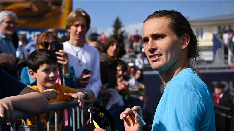 Alexander Zverev kann nach seinem klaren Achtelfinalsieg zufrieden Autogramme schreiben.