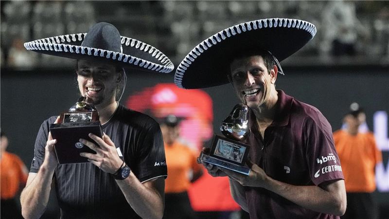 Alexander Zverev (l) bei der Siegerehrung mit Doppel-Partner Marcelo Melo.