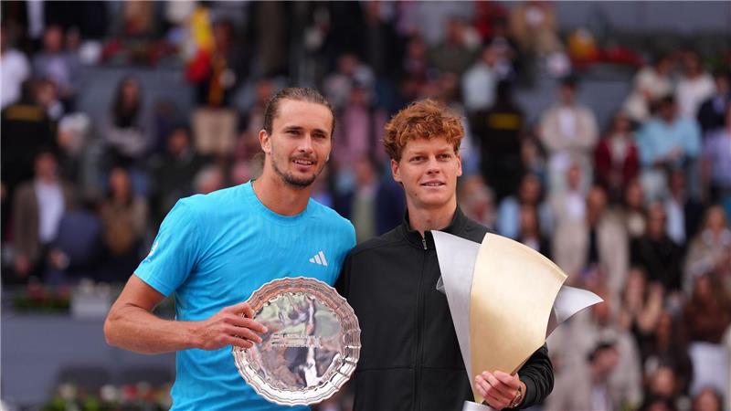 9. Pleite in Folge: Sinner erteilt Zverev Final-Lehrstunde Alexander Zverev (l) muss sich mit dem Preis für den unterlegenen Finalisten begnügen.