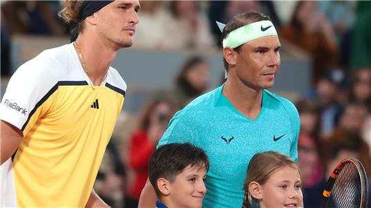 Alexander Zverev (l) trainierte zuletzt in der Nadal-Akademie auf Mallorca.