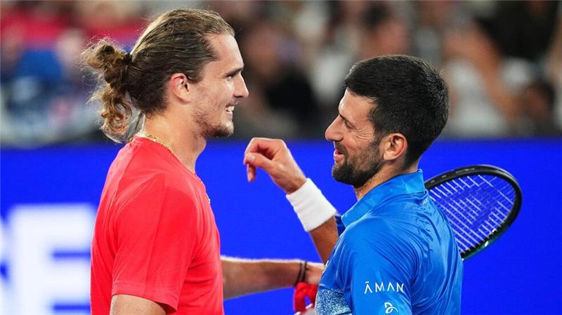 Alexander Zverev (l) und Novak Djokovic trafen kurz vor Start der Australian Open in einem Showmatch aufeinander.