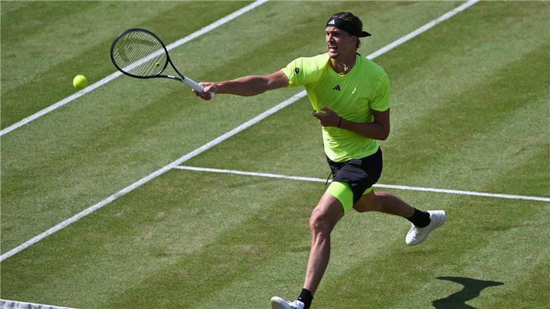 Nach Paris-Frust: Zverev erreicht Halbfinale in Stuttgart Alexander Zverev musste sich gegen Brandon Nakashima insbesondere im ersten Satz strecken.