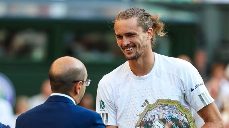 „Mag dich nicht mehr“ - Zverev verliert Finale gegen Sinner Alexander Zverev nahm die Trophäe für den Wimbledon-Finalisten mit einem Lächeln entgegen.
