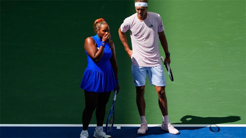 Alexander Zverev (r) ist im Mixed-Wettbewerb der US Open früh ausgeschieden.