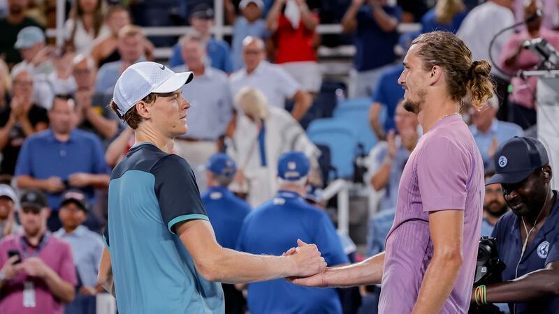 Alexander Zverev (r) spricht erstmals über die positiven Dopingtests von Jannik Sinner. Zuletzt musste der Deutsche sich seinem Kontrahenten im Halbfinale von Cincinnati geschlagen geben.