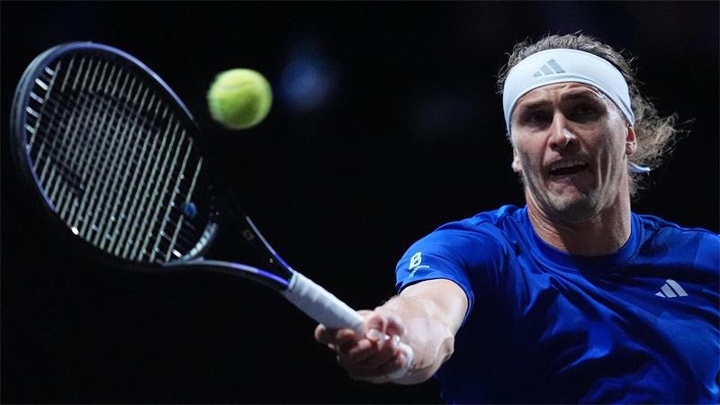 Alexander Zverev schlägt aktuell beim Laver Cup auf.