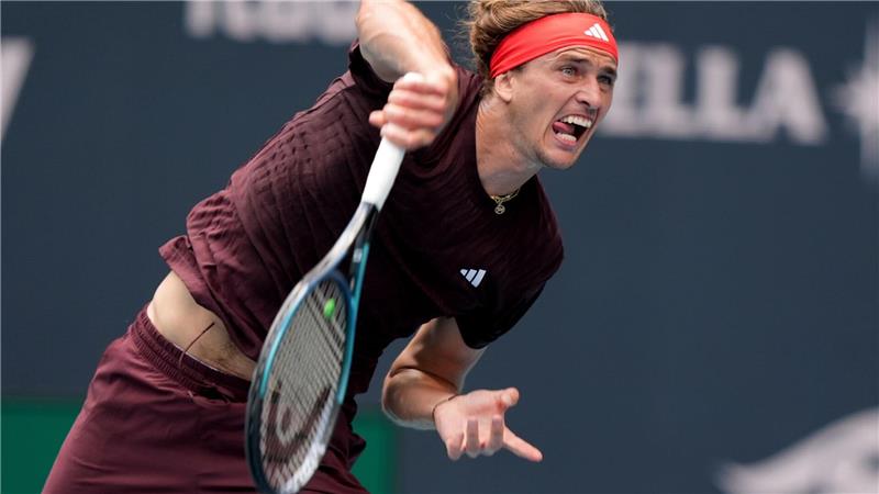 Boris Becker über Zverev-Krise: „Ein bisschen zu viel Druck“ Alexander Zverev schlägt auf.