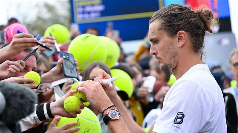 Zverev feiert Auftaktsieg bei ATP-Turnier in München Alexander Zverev schreibt nach seinem Erstrundensieg Autogramme.