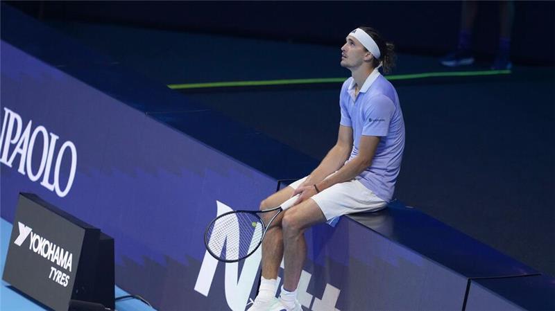 Kein Titel zum Abschluss - Zverev fühlt sich „leer“ Alexander Zverev setzte sich zwischenzeitlich auf eine Bande, als er auf Videobilder wartete.