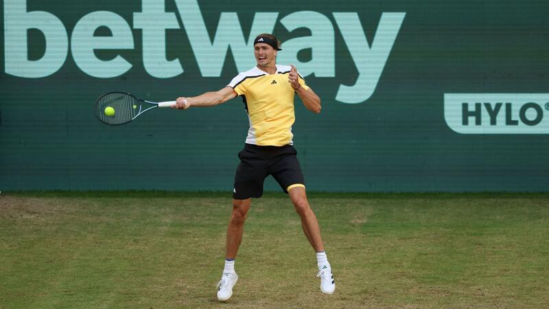 Parallel zur DFB-Elf: Zverev in Halle im Viertelfinale Alexander Zverev spielt eine Vorhand.