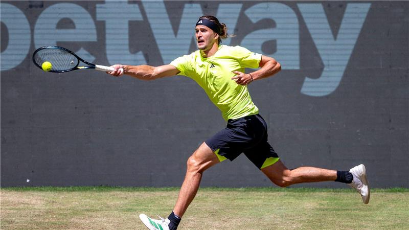 Nach Übelkeit: Zverev in Halle erneut im Halbfinale Alexander Zverev steht in Halle wieder im Halbfinale.