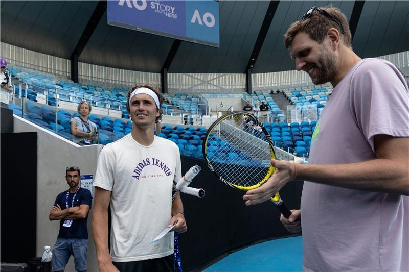 Alexander Zverev und Dirk Nowitzki auf dem Platz im Melbourne Park.