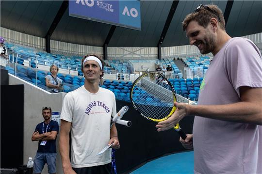 Alexander Zverev und Dirk Nowitzki auf dem Platz im Melbourne Park.