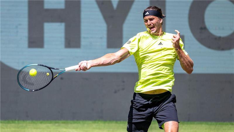 Nach Zwischenfall: Zverev in Halle mühelos im Achtelfinale Alexander Zverev war nach einem Zwischenfall auf der Tribüne sofort zur Stelle.