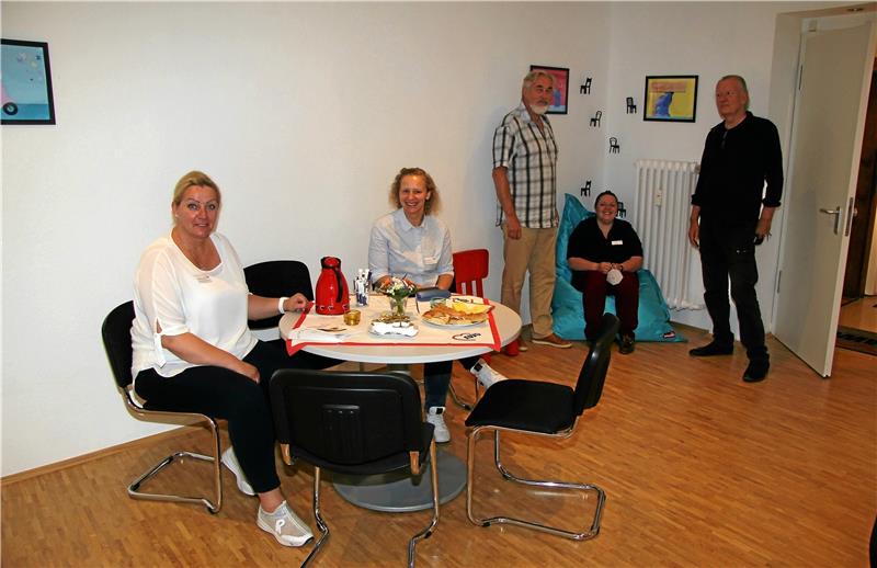 Alexandra Gröger im Gespräch mit Awo-Mitarbeiterin Olivia Klimont, Awo-Vorstand Eckhard Wagner, Geschäftsführerin Tjorven Maack und dem städtischen Behindertenbeauftragten Axel Dietsch (v. li.).  Foto: Hohaus