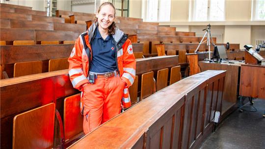 Alexandra Humann steht in ihrer Uniform im Vorlesungssaal.