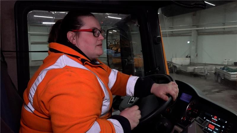 Alexandra Kurs-Weschke fährt in einer Halle mit einem Räumfahrzeug.