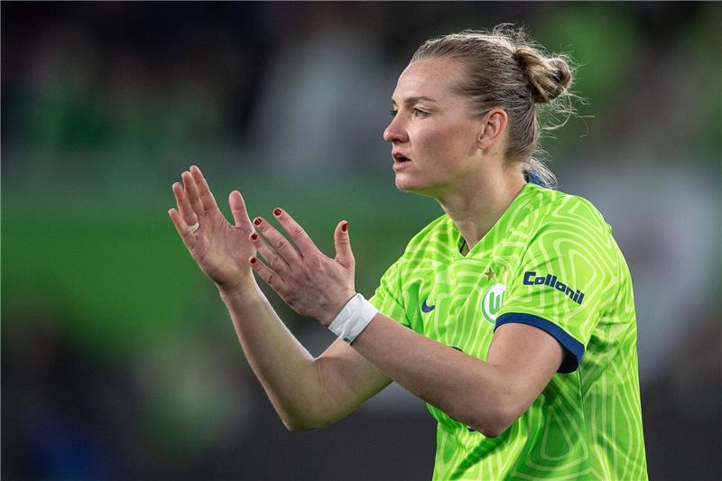 Sechs DFB-Spielerinnen in Wolfsburgs Final-Startelf Alexandra Popp hebt die Hände nach einer Torchance.