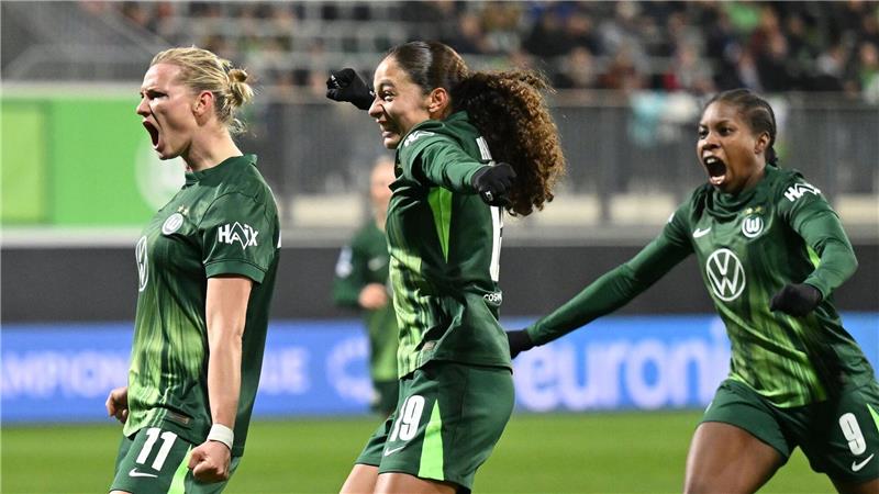 Bayern im Champions-League-Viertelfinale, Wolfsburg verliert Alexandra Popp (l) jubelt nach ihrem Tor zum 1:0 für den VfL Wolfsburg.