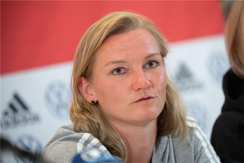 Top-Stürmerin Popp: EM-Prämie angelegt und Camping Alexandra Popp spricht bei einer Pressekonferenz.