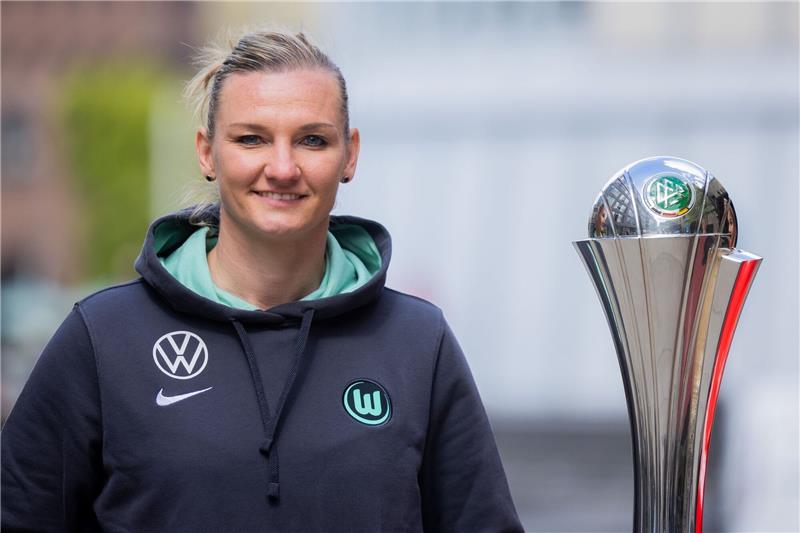 Bayern und Wolfsburg üben Elfmeter - Stroot hat Infekt Alexandra Popp vom VfL Wolfsburg steht neben dem Pokal vor dem Deutschen Sport und Olympiamuseum.