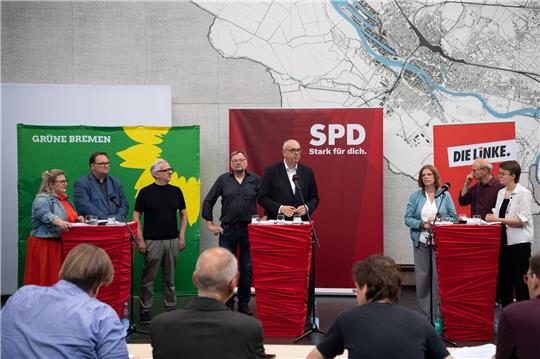 Alexandra Werwath (l-r), Björn Fecker und Florian Pfeffer, Reinhold Wetjen, Bürgermeister Andreas Bovenschulte, Kristina Vogt, Christoph Spehr und Anna Fischer, bei der Vorstellung des Koalitionsvertrags.
