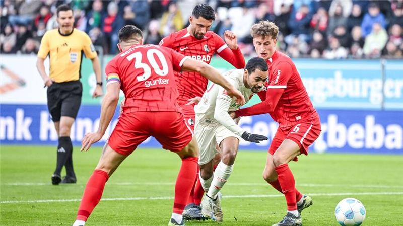 Freiburg verpasst fünften Sieg in Serie: Remis in Augsburg Alexis Claude-Maurice (2 v r) im Gewühl mit den Freiburgern.