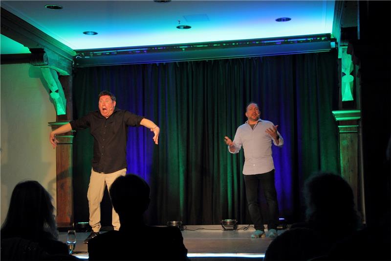 Alexis Kara (li.) und Sascha Korf spielen superwitziges Improvisationstheater. Vom Publikum vorgegebene Emotionen werden ebenso spontan verarbeitet wie die unterschiedlichen Genres Western, Horror und Liebesschnulze.  Fotos: H. Weber