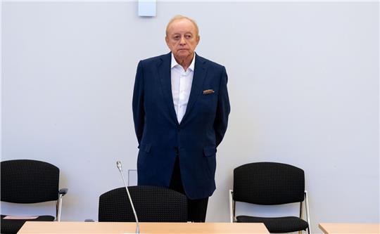 Alfons Schuhbeck, Koch und Unternehmer, steht vor Prozessbeginn als Angeklagter im Gerichtssaal im Landgericht München I.