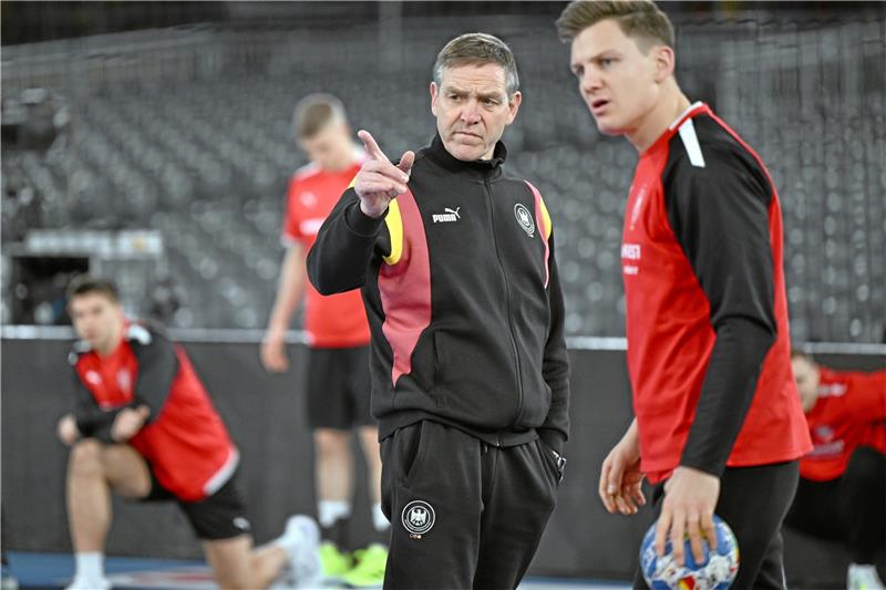 Handball-EM: Für Deutschland ist alles möglich Alfred Gislason, Trainer der deutschen Handball-Nationalmannschaft, leitet ein Training in der Düsseldorfer Arena. Dort findet am Mittwoch das Eröffnungsspiel der Handball-Europameisterschaft statt. Foto: dpa/Gambarini