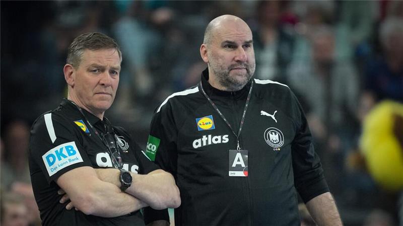 Rumpelsieg als WM-Warnschuss: „Kein schlechtes Omen“ Alfred Gislason (l.) wäre gerne mit einem besseren Gefühl nach Dänemark gereist.